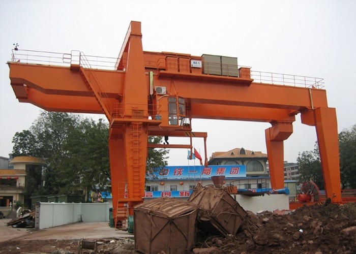 MHL MDGのタイヤのタイプ道路工事クレーン装置12m 16m 20mのスパン